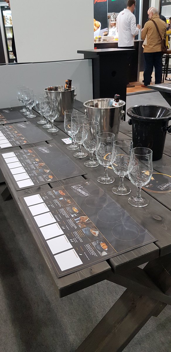 elliottsagency's tweet photo. We’re excited to start our @PubShowUK visit with a #BrewCity Taste Table session led by Channel 4’s Sunday Brunch beer and food expert @markdredge advising on what beers pair best with #beermunch #pub20 @McCainFoods_B2B https://t.co/BHIkoJKqVM