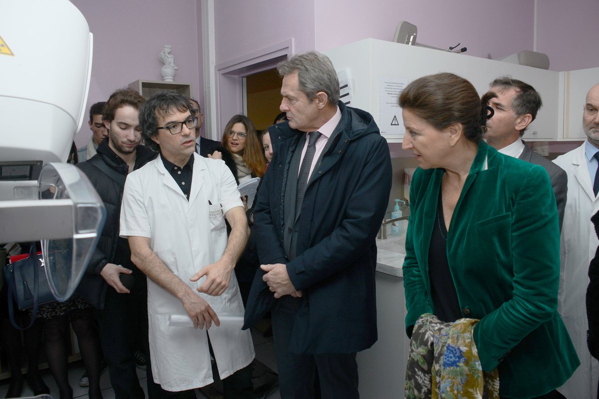 Nous remercions chaleureusement la Ministre des solidarités et de la santé <a href="/AgnesBuzyn/">Agnès Buzyn</a> qui a choisi de se rendre à <a href="/GustaveRoussy/">Gustave Roussy</a> en cette #JournéeMondialeContreLeCancer pour visiter notre Institut, rencontrer nos patients et équipes, qui luttent au quotidien contre le #cancer.