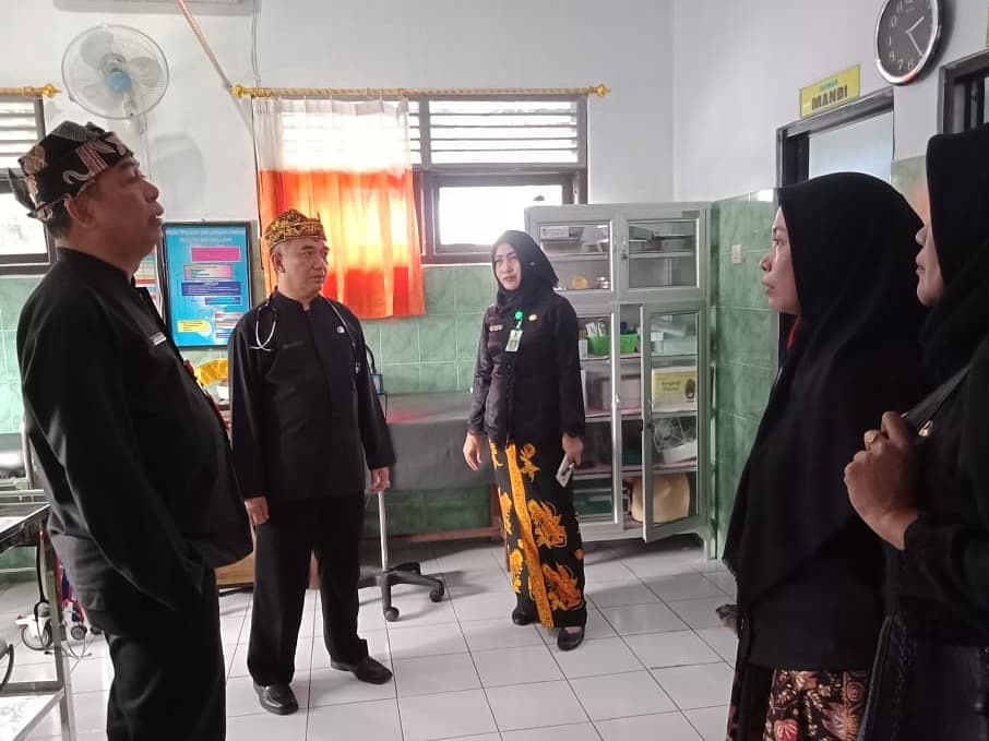 Dinkesbwi's tweet photo. Serah  terima Jabatan Kepala Puskesmas di @pkm_tampo &amp; @uptd_puskesmas_benculuk semoga amanah megemban tugas baru sekaligus pengarahan dan tinjau layanan serta ruangan puskesmas.
#selamatdansemangat
#peningkatankinerja
@AzwarAnas_A3
@ipukfdani
@Rio_WL
@banyuwangi_kab
@KemenkesRI https://t.co/Ma0BHt9Yuc