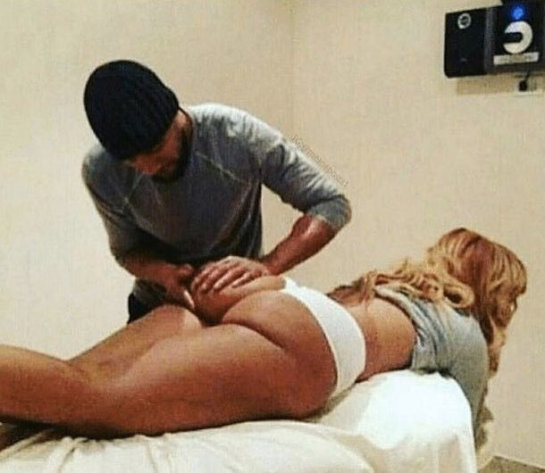 CauseWereGuys's tweet photo. Her: babe my neck hurts could you massage it for me? 
Me: https://t.co/W5VmrqCZPk