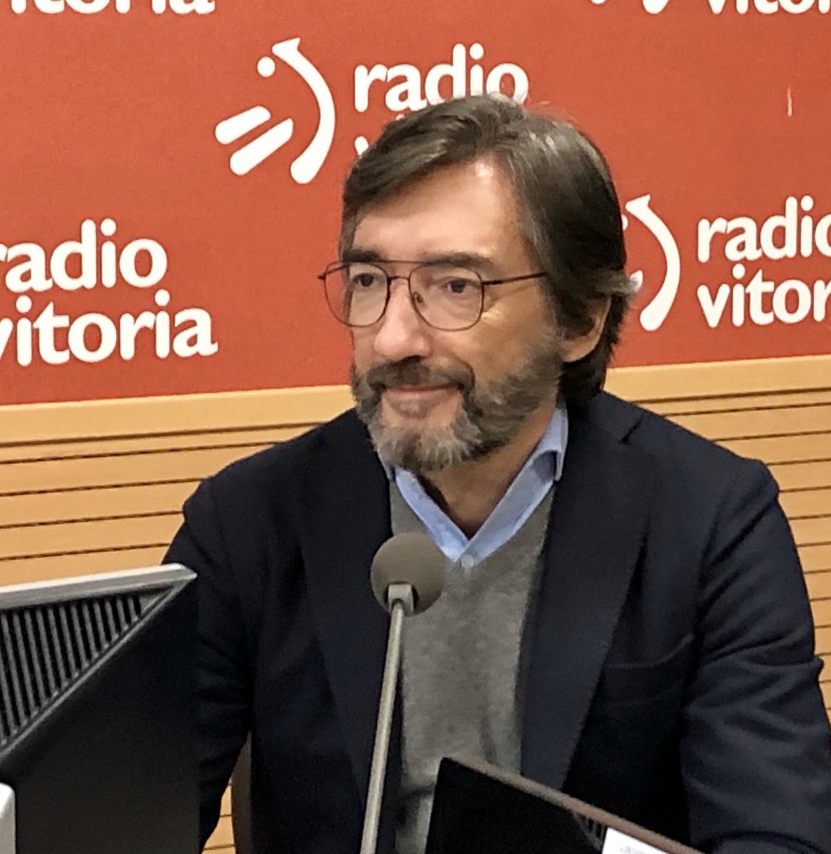 GrupoPPAlava's tweet photo. 🎙🍷 “El nacionalismo quiere dividir al sector del vino en #RiojaAlavesa. Hay que apoyar a los vitivinicultores y bodegueros alaveses en los aranceles, en la comercialización, en su diferenciación por calidad, pero dentro de la Denominación de Origen Rioja“ @InakiOyarzabal
#A7D https://t.co/IOGOM4B8Un