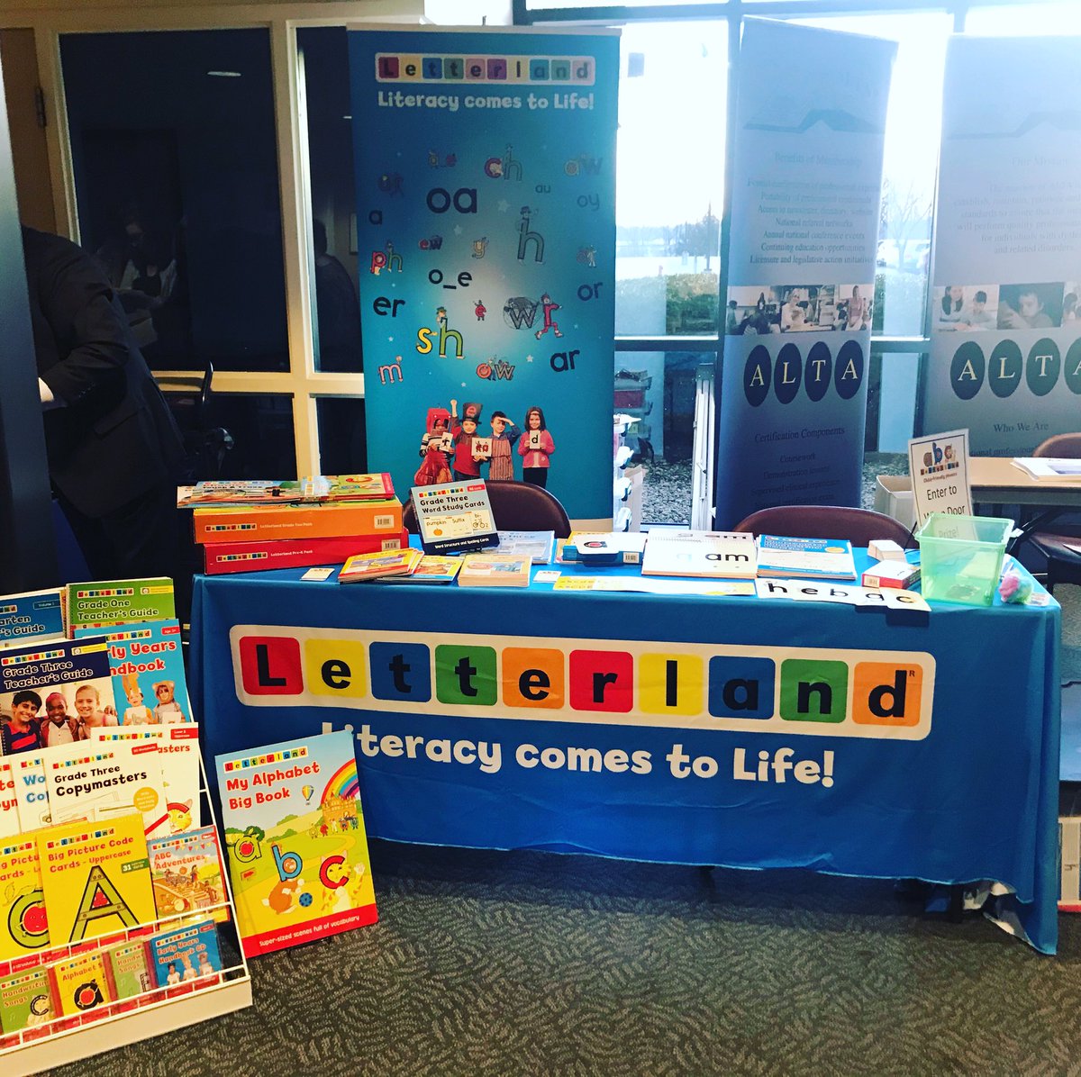Book3Book's tweet photo. “Children are wired for sound, but print is an optional accessory that must be painstakingly bolted on.”
One of my favorite quotes from yesterday’s #OHSummitOnDyslexia @LisaDuty1 @letterland #multisensoryinstructionatitsfinest https://t.co/KhQnOIDLFi