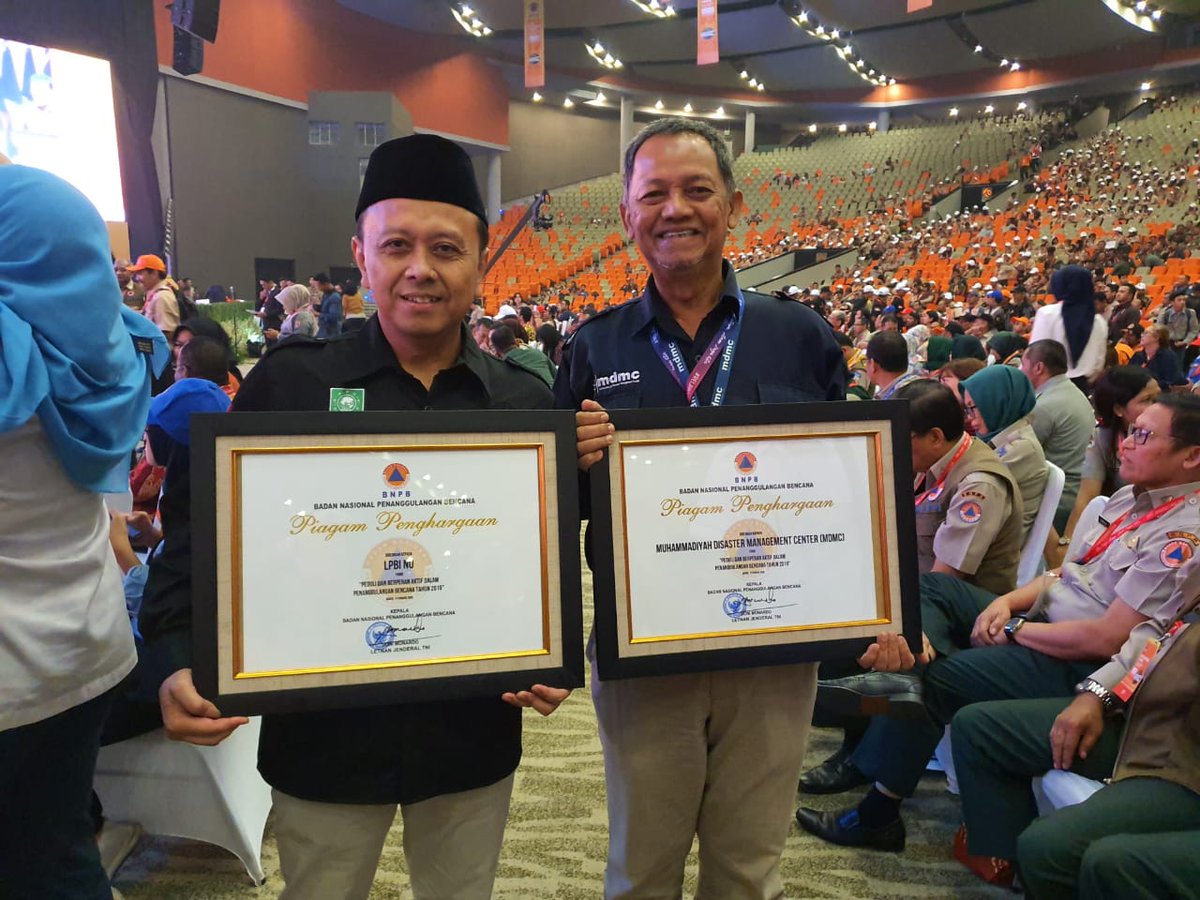 Hari ini <a href="/MDMCIndonesia/">Muhammadiyah Disaster Management Center</a> bersama <a href="/PPLPBINU/">LPBINU Indonesia</a> sama - sama mendapat penghargaan dari <a href="/BNPB_Indonesia/">BNPB Indonesia</a> dalam acara Rakornas BNPB di Sentul. 

Semoga kabar baik bagi jamaah <a href="/MuhammadiyinGL/">Muhammadiyin</a> dan <a href="/NUgarislucu/">NU Garis Lucu</a> 

Salam tangguh !