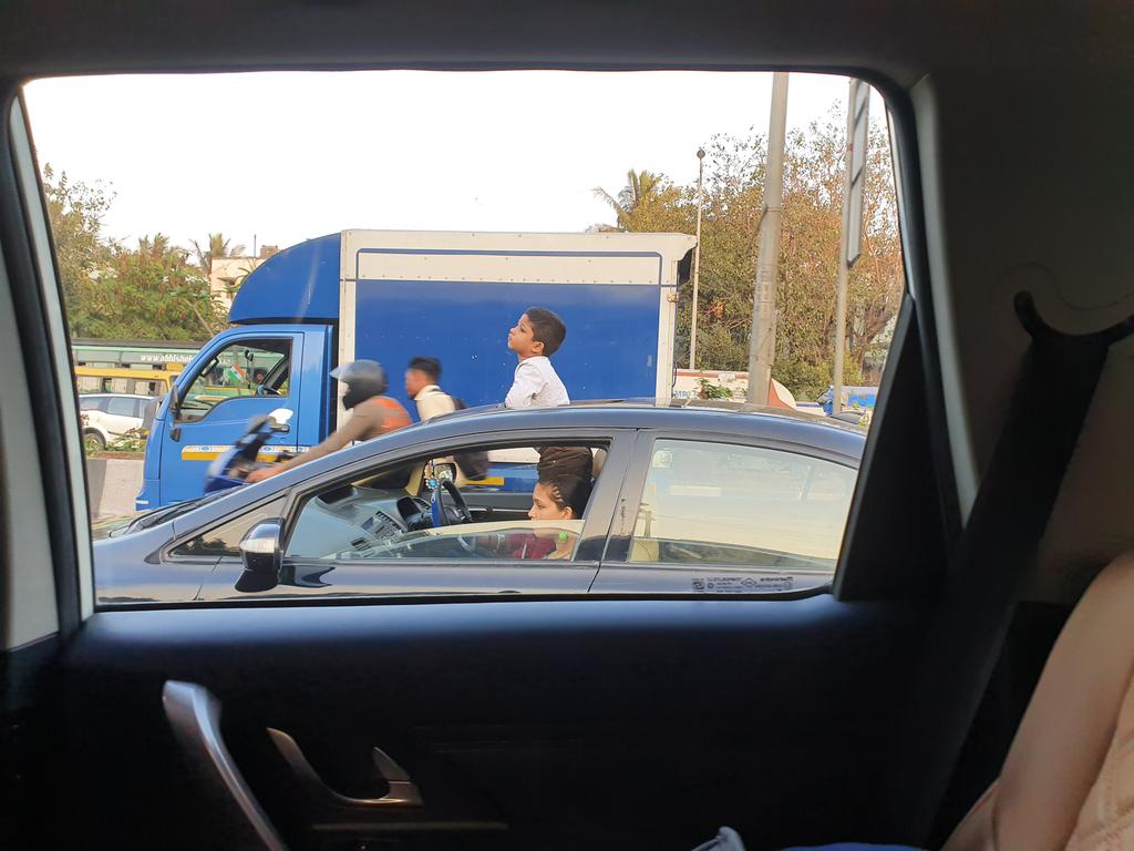 dilbagh_gill's tweet photo. Tried talking to the "adults" in the car on the extreme danger the child is in of which they were totally aware. There was no action nor interest in securing the child safely. #childindanger #mumbai #movingtraffic. https://t.co/m8VCUFLCEP