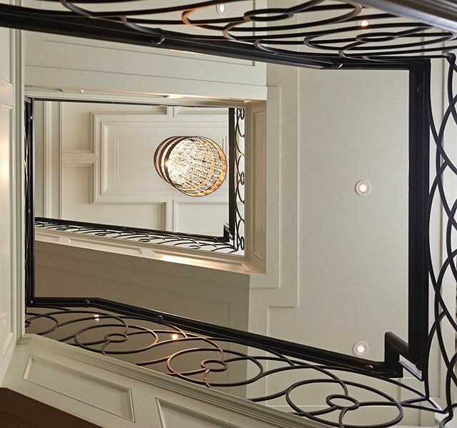 ReginaSturrock's tweet photo. Stepped panels, clean ceiling details and a rhythmic custom railing. Always beautiful to look up to. From the RSD archives.
Architectural design by #reginasturrockdesigninc @reginasturrock #rssignature luxurydetails #newbuilddesign .
.
.
#interiorarchit… https://t.co/Dw6jlHiYcJ https://t.co/7bWEKrqyTx