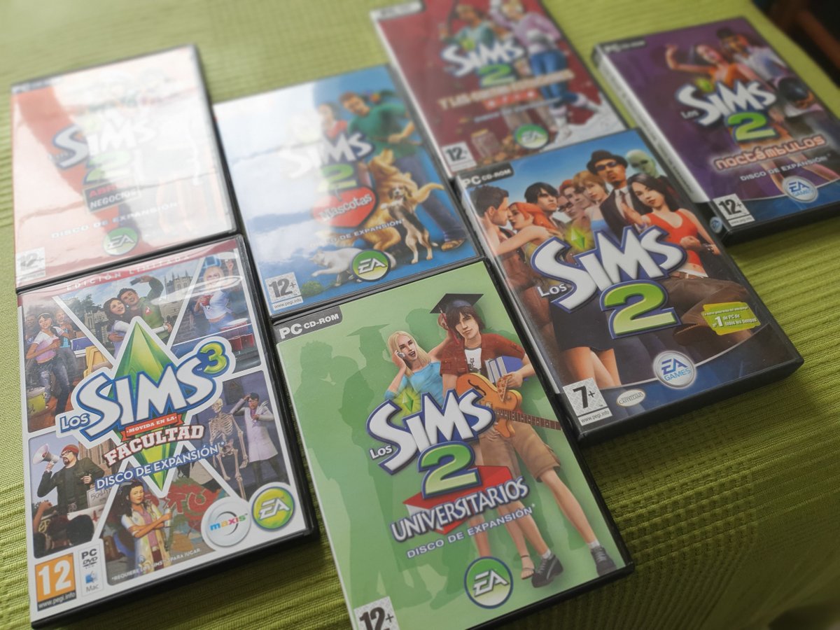 Estuches de varios juegos originales de Los Sims 2 y 3.