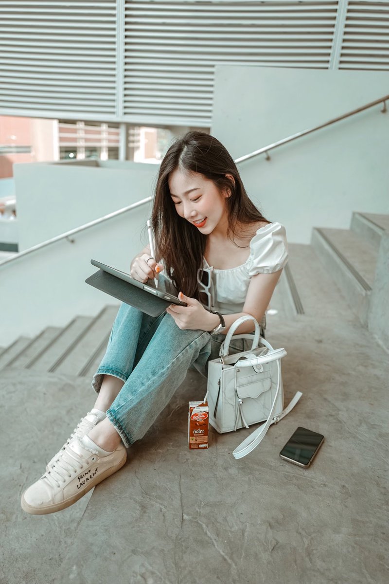 ออกมานั่งทำงานนอกบ้านบ้าง🏠🌿  ไอเดียจะได้แล่นๆ ทำงานไปดื่ม #นมแมกโนเลียกิงโกะ ไปชิลๆ ตอนนี้เค้ามีรสใหม่ ซอลท์คาราเมลด้วยนะ ลองเลยที่ 7-11 คนรักคาราเมลห้ามพลาดน้าา💕

#เรื่องไหนก็ต้องใช้สมอง
#นมแมกโกเลียพลัสกิงโกะ
#นมกิงโกะรสซอลท์คาราเมล
#อร่อยจำฝังใจ