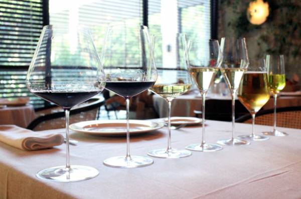 Copas artesanales para potenciar las propiedades del vino. Su inclinación en ángulos de 24º, 48º y 72º enriquecen los aromas, los matices y las notas afrutadas. Distribuidas por <a href="/klimeres/">klimer.es</a> ➡️ buff.ly/2GiORWI via @ProveedorHostel #tendencias #gastronomia #HoReCa