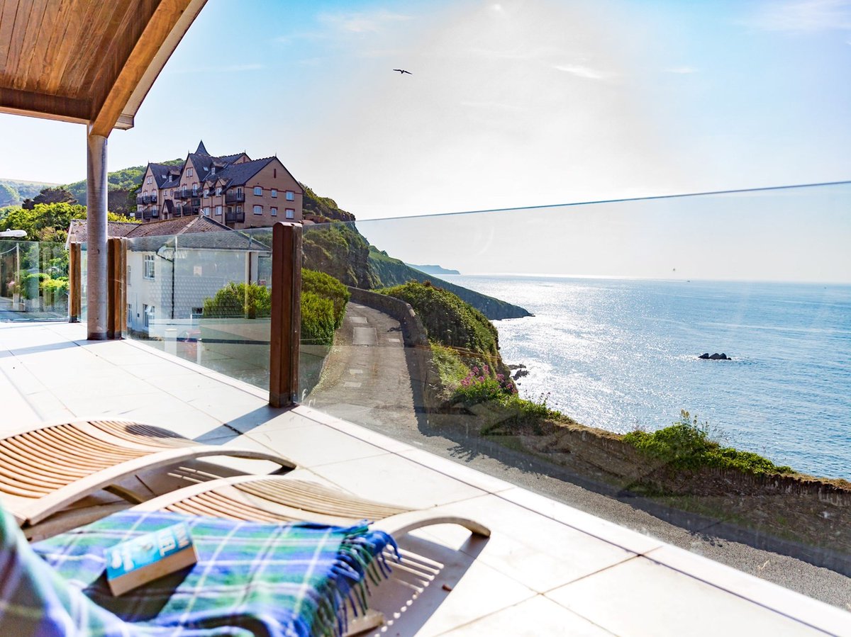 OK, this seafront holiday home in Devon is pretty pricey, but hey there's nothing wrong with dreaming is there...
beachlets.co.uk/property/ilfra…