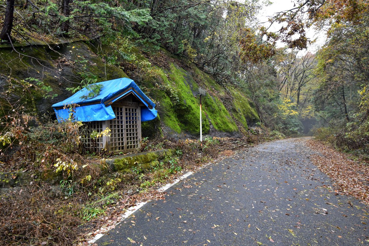 かわうそ 栃木心霊スポットツアー 日光市 鞍掛峠 日光市と宇都宮市にまたがる鞍掛 山にかかる峠道 かつて暴走族の死亡事故や自殺が発生した事から心霊スポットと呼ばれていたが 1997年に鞍掛トンネルが開通 現在は祠のみの神社がひっそりと佇む かわうそ 栃木心霊スポットツアー 日光市 鞍掛峠 日光市と宇都宮市にまたがる鞍掛 山にかかる峠道 かつて暴走族の死亡事故や自殺が発生した事から心霊スポットと呼ばれていたが 1997年に鞍掛トンネルが開通 現在は祠のみの神社がひっそりと佇む
