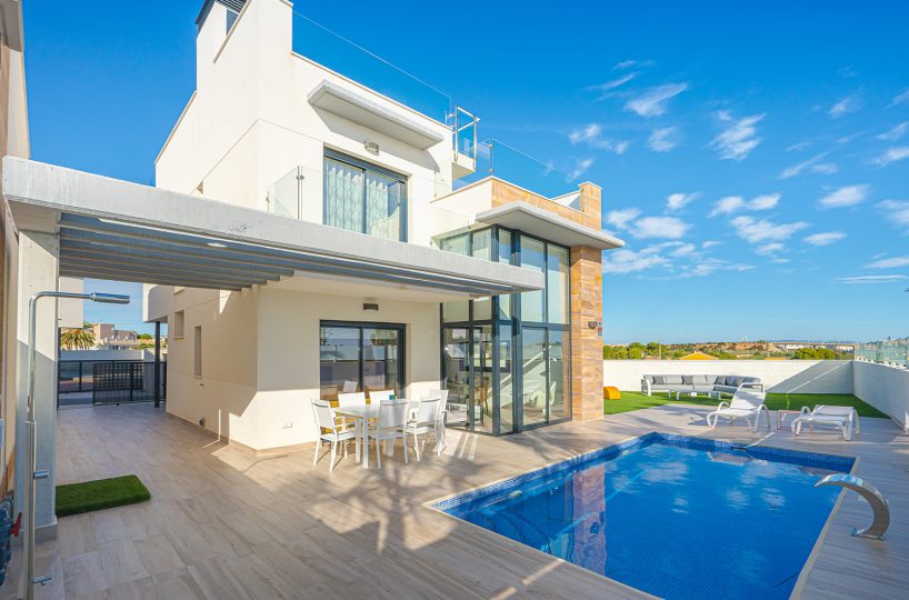 becketthanlon's tweet photo. If you’d like to spend the day lounging by your own private pool, the stunning Palm Beach Villas is the property for you. Just 40 mins from Alicante, Palm Beach is surrounded by golf courses, beaches and restaurants. 
https://t.co/yt3HnbnB9D 
#BeckettHanlon #BuyingSafelyAbroad https://t.co/3b7PDWM31w