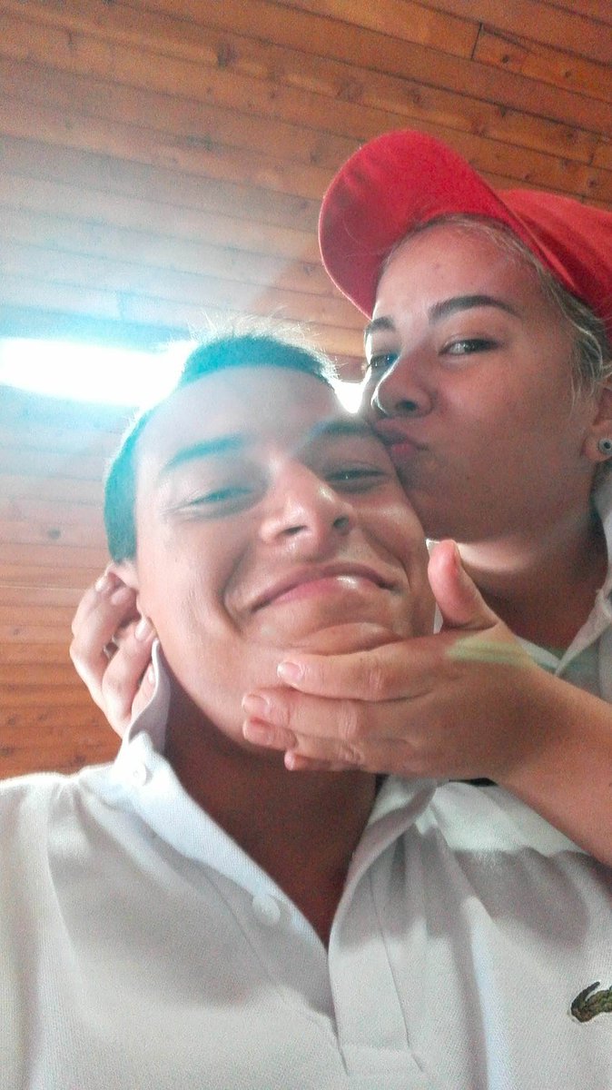 CamiloBetancur_'s tweet photo. No se cuantos años van de amistad, pero siempre fuiste la misma. Te quiero y feliz vida amiga mía. https://t.co/7DOherYhsV