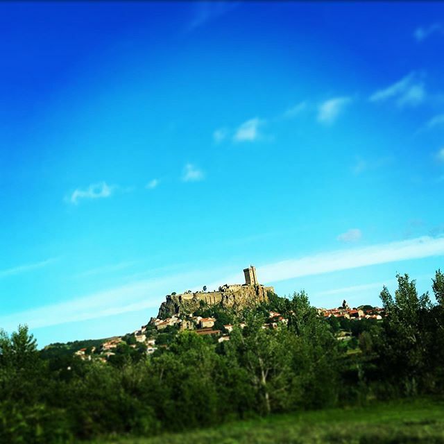 saolin7's tweet photo. Une magnifique citadelle 🏰 
フランスドライブの楽しみは、素敵な村探し🚙🇫🇷 #城塞マニア　#城塞 #城塞都市　#フランス旅行 
#citadelle #frenchcountry #frenchcountryside https://t.co/DRH3pAe1CA https://t.co/NYBTggUhHF