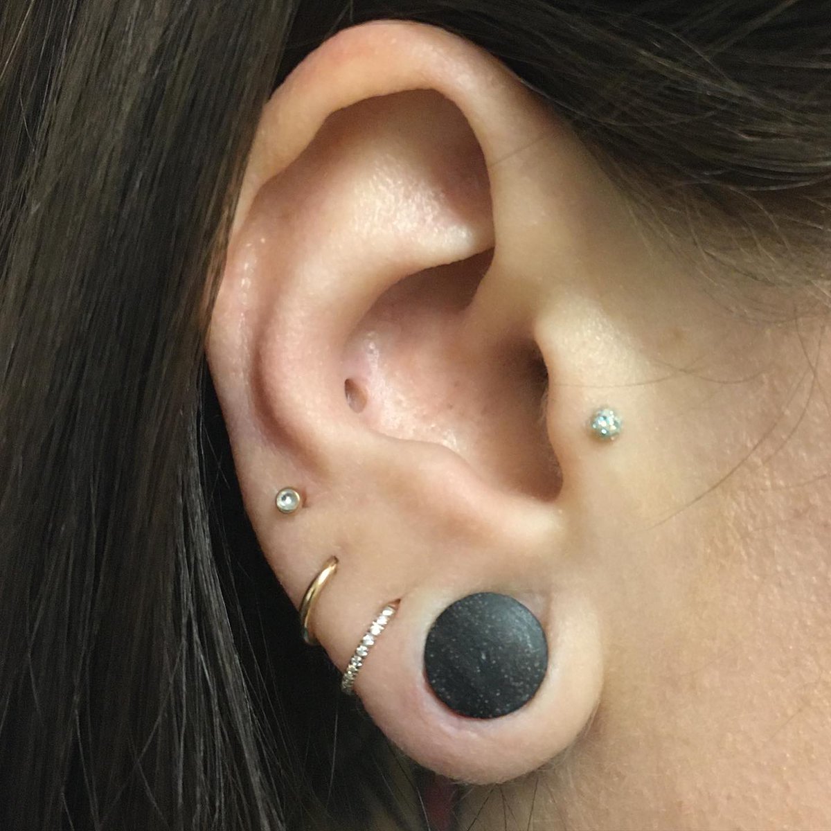 SnakebiteDublin's tweet photo. All piercings and jewellery done in Snakebite. In the lobes a 10mm ebony tunnel, 1.2 x 8mm rosegold steel jewelled ring, 1.2mm x 7mm rosegold surgical steel ring and 1.2mm barbell with a 2.5mm rosegold steel jewelled ball. 1.2mm barbell with a 2.5mm swarovski ball in the tragus. https://t.co/j2e8sWI4Fz