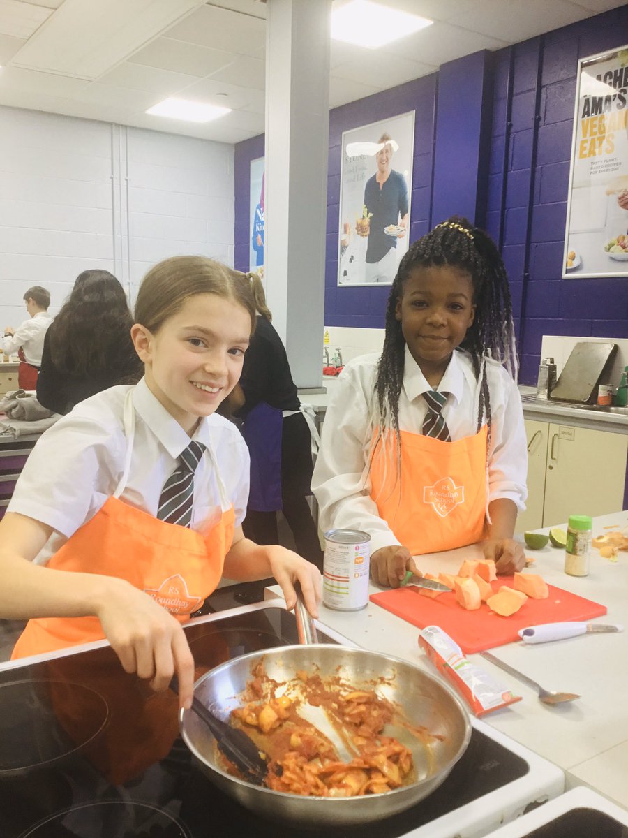 Y7 chefs in Spice Cup Challenge #chicken #loveroundhay #goodfood <a href="/RoundhayHead/">RoundhayHead</a>