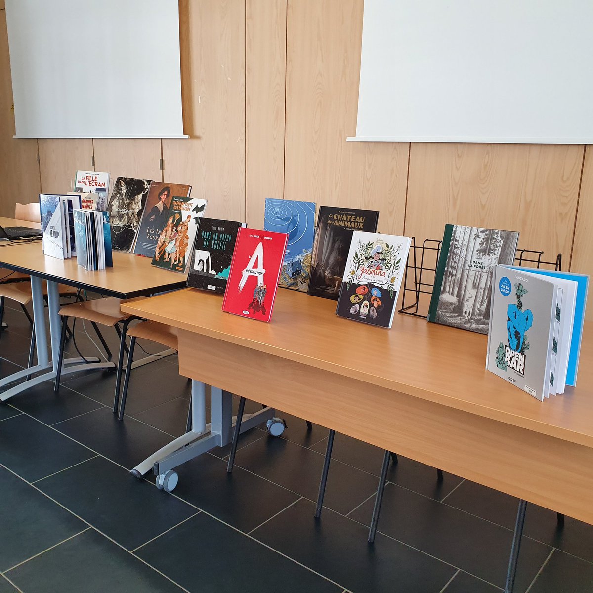 BourgeotMarie's tweet photo. 1ère rencontre de l'année entre collégiens et lycéens d'Auch pour présenter leur sélection 2020 du prix de la BD. Bravo aux élèves qui se sont impliqués !
#lyceepardailhan #lyceelegarros #collegecarnot #collegemathalin #collegesalinis #francistrimbur #sylviebaylac #olivierxerri https://t.co/7qIX4PDbum