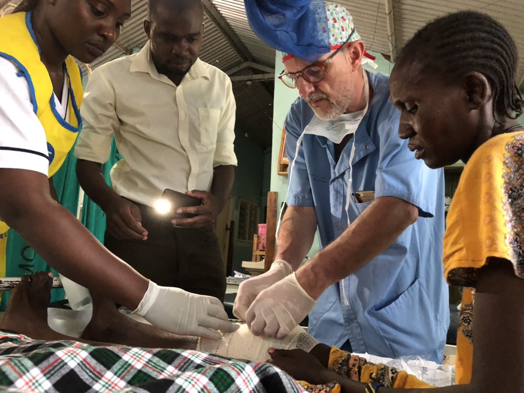 CirugiaTurkana's tweet photo. Día intenso de trabajo también en #Kakuma. Consulta y quirófanos a tope. #helpturkana #surgeryinturkana #cirugiaenturkana https://t.co/kNaiMLMvEg