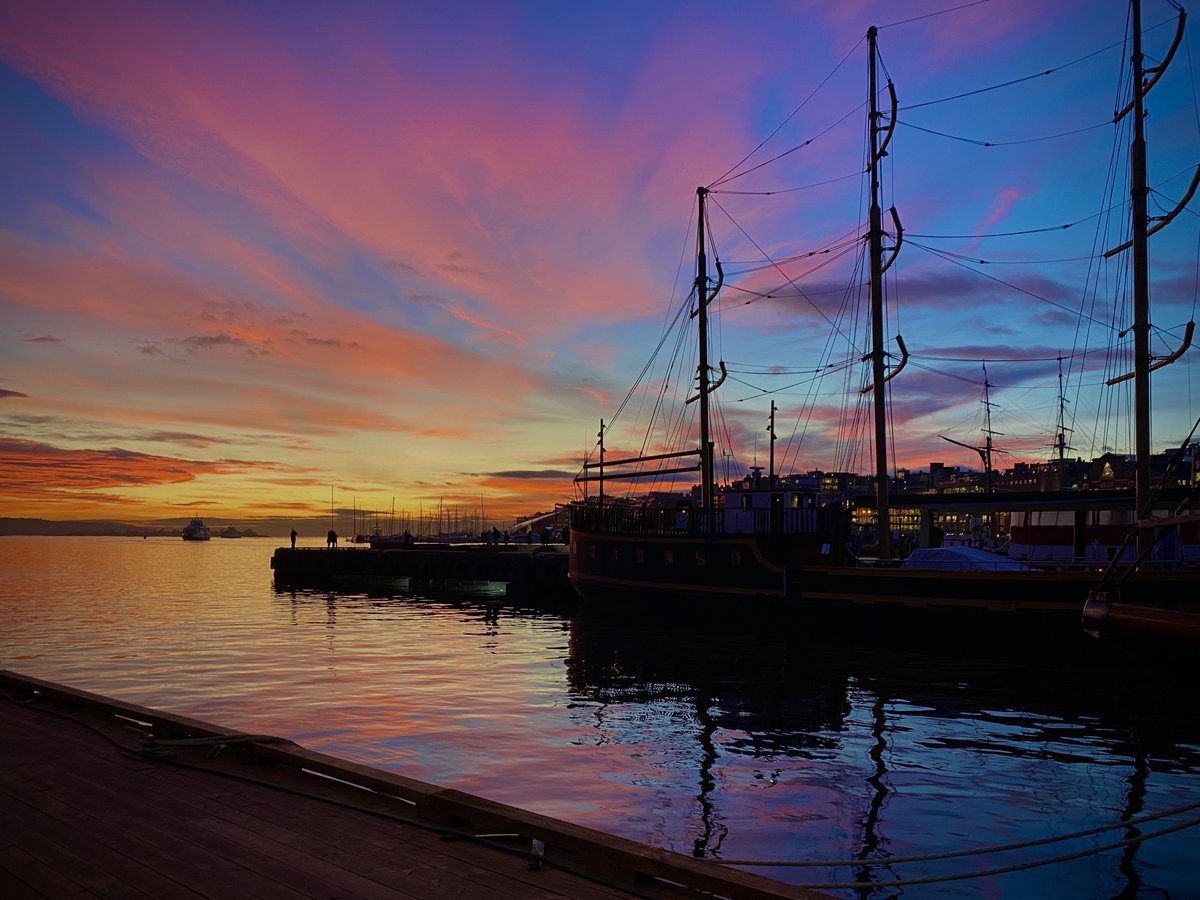 gorgeous_pix's tweet photo. "January sunset, Oslo/Norway. From u/GoddessOvDoom on /r/mostbeautiful #januarysunset #oslo #norway #mostbeautiful" https://t.co/s5CeL1OIBl