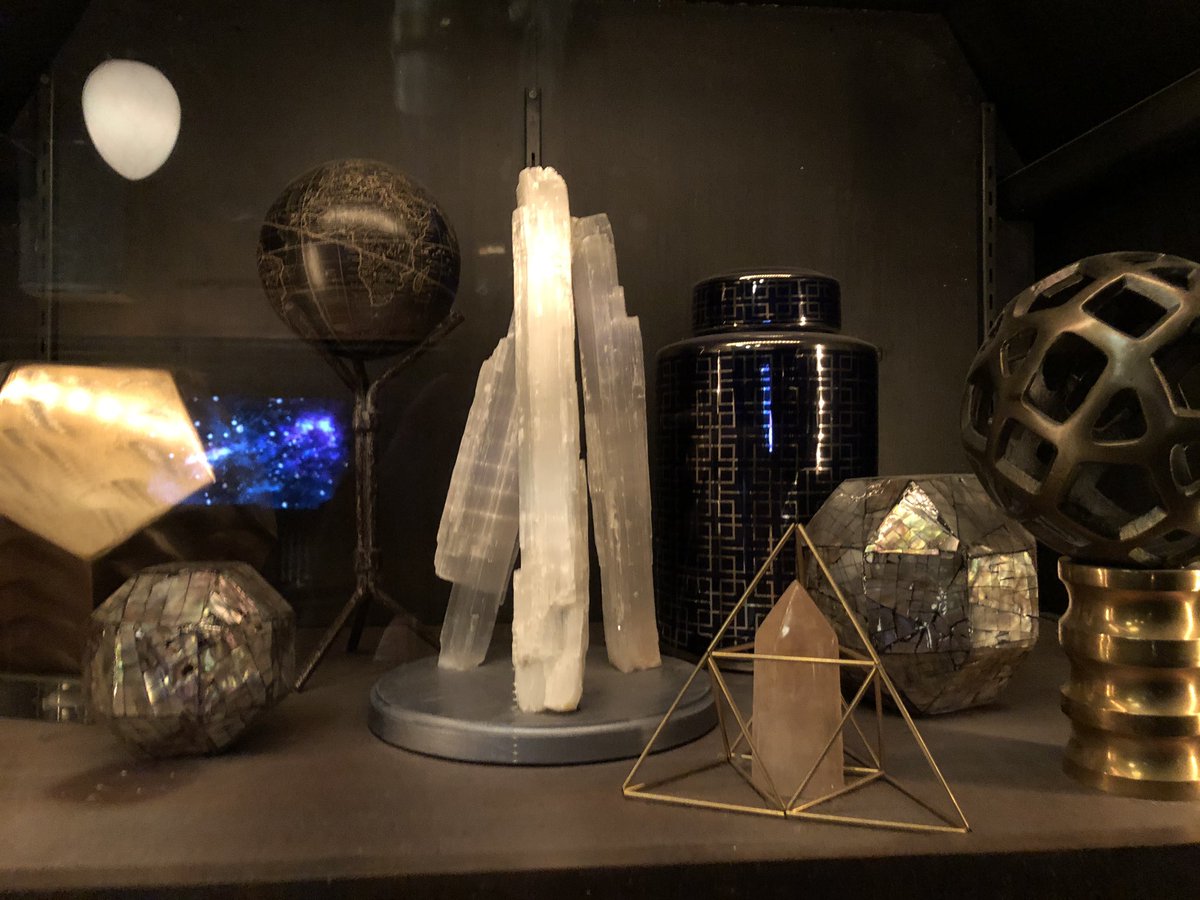 TheDizzyBears's tweet photo. Guardians of the Galaxy #dca ride, private office relic shelf https://t.co/tbs8BITkOc