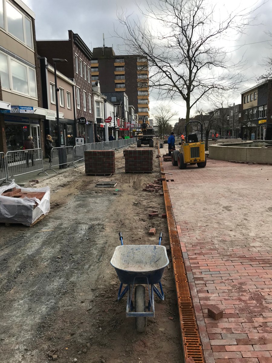 Herinrichting binnenstad #Hoogeveen, fase 2, dag 40: De grondlaag voor de nieuwe bestrating is aangebracht en afgewerkt. Deze week worden de nieuwe stenen gelegd. Er is gestart ter hoogte van Ziengs; er zijn al mooi wat meters gemaakt.