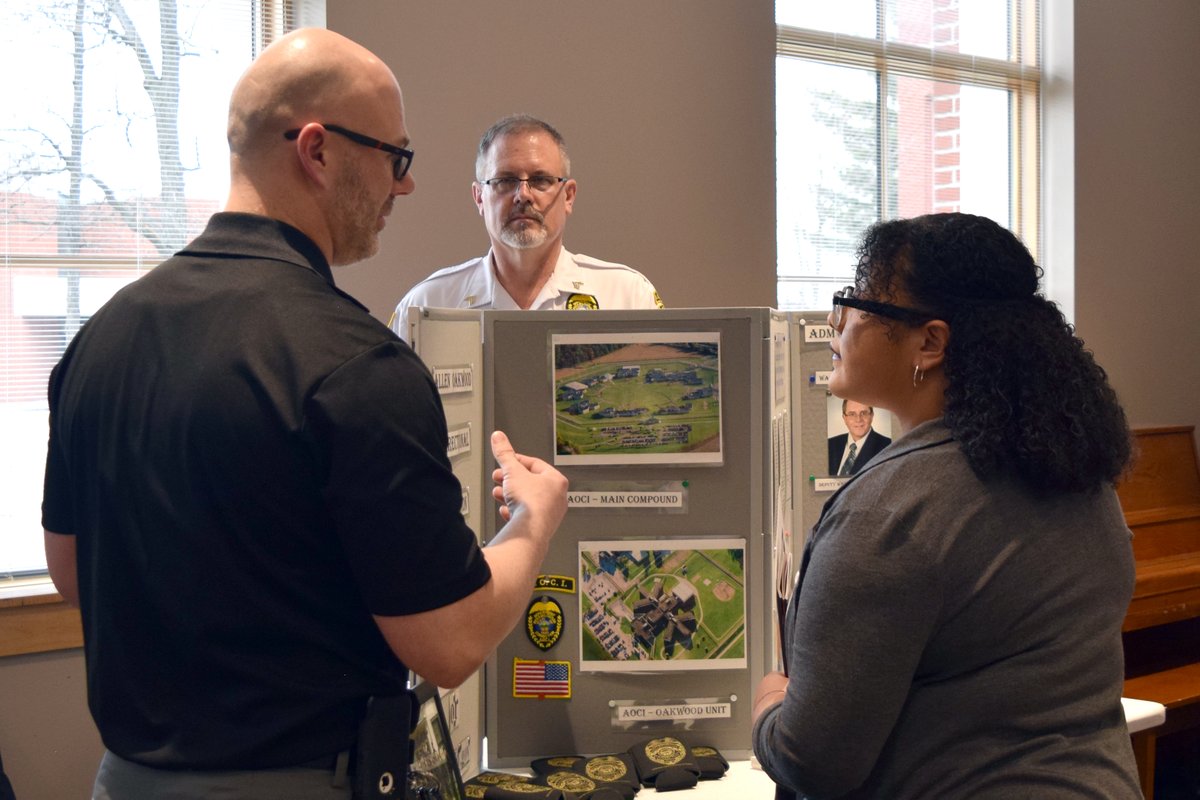 defiancecollege's tweet photo. Yesterday was the 22nd annual Criminal Justice Night on campus. The event provides #criminaljustice, #digitalforensicscience, #computerscience, &amp; #forensicscience majors with face-to-face discussion and career information directly from CJ professionals from OH, MI, &amp; IN. https://t.co/pYfbBEppZg