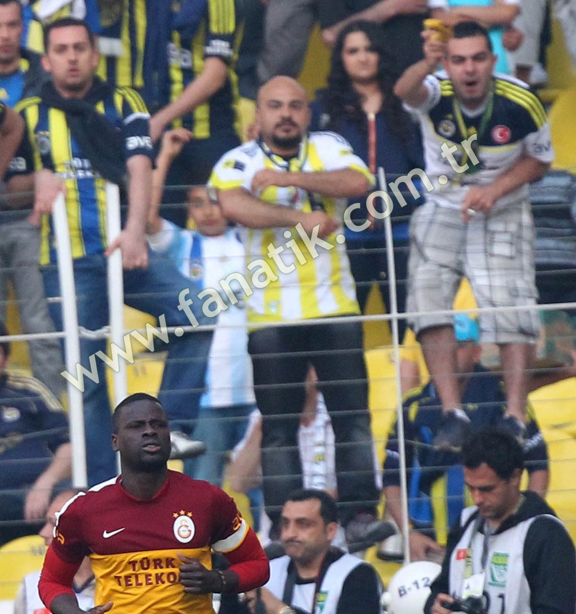 ybasara's tweet photo. hakkaten bunu yapan taraftarlar sizin kulübünüze ait değildi di mi? https://t.co/UfmxKmZXjp