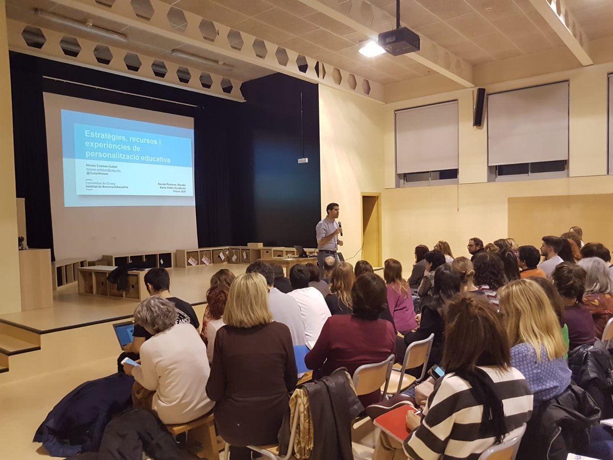 educaciovoc's tweet photo. Més de 100 docents de la #xarxa #XIEP @educaciovoc compartint reflexions amb @GuitartMoises sobre personalització de l'aprenentatge. https://t.co/c8IY8BCcWF