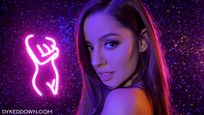 Hey, I made a bunch of really lovely porn!! Go buy it! Make us both smile https://t.co/QVyAVfTNBx https://t