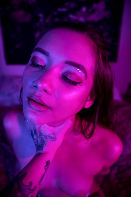 Hey, I made a bunch of really lovely porn!! Go buy it! Make us both smile https://t.co/QVyAVfTNBx https://t