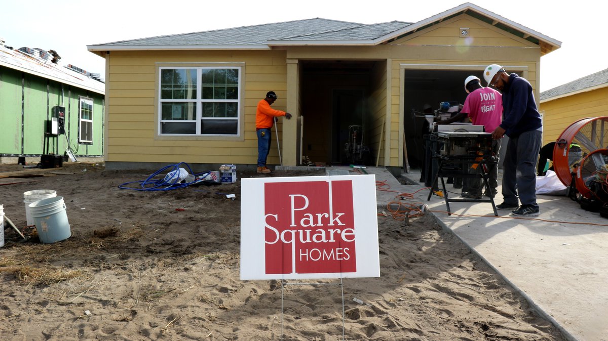 HabitatOrlOsc's tweet photo. Day two of our #buildersblitz event is well underway! Our six builders are committed to completing these six homes in just three more days! https://t.co/9XOEFlDAFw