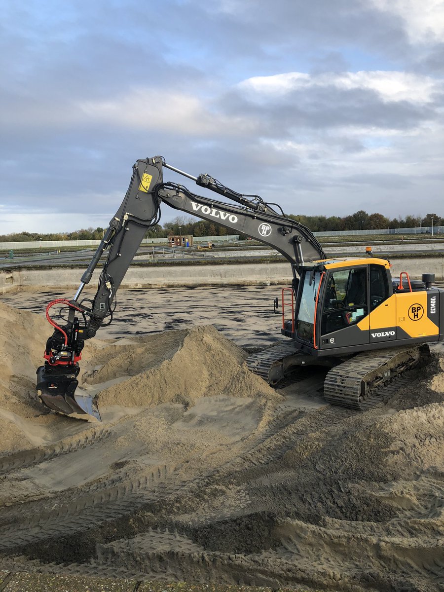 Love this machine and set up ... am coming available soon due to a job being put back 🙈 so if anyone needs a hand Dm me ... rototilt and 2d Idig guidance