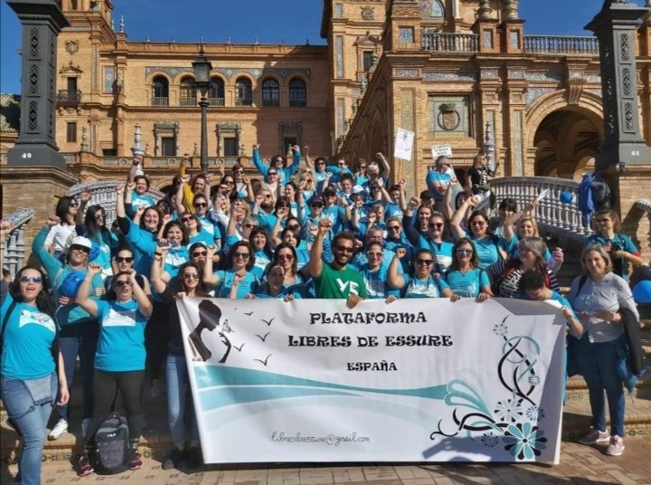 Irodriesco's tweet photo. "Las Locas del muelle" es cómo han catalogado a las afectadas por #essure en algunas consultas. Trato vejatorio vivido por muchas y no sólo en consulta ginecológica, también en atención primaria. Gracias @spiriman por marcar la diferencia. #sanidadpublicadigna #LibresDeEssure https://t.co/zCt4awvVWd