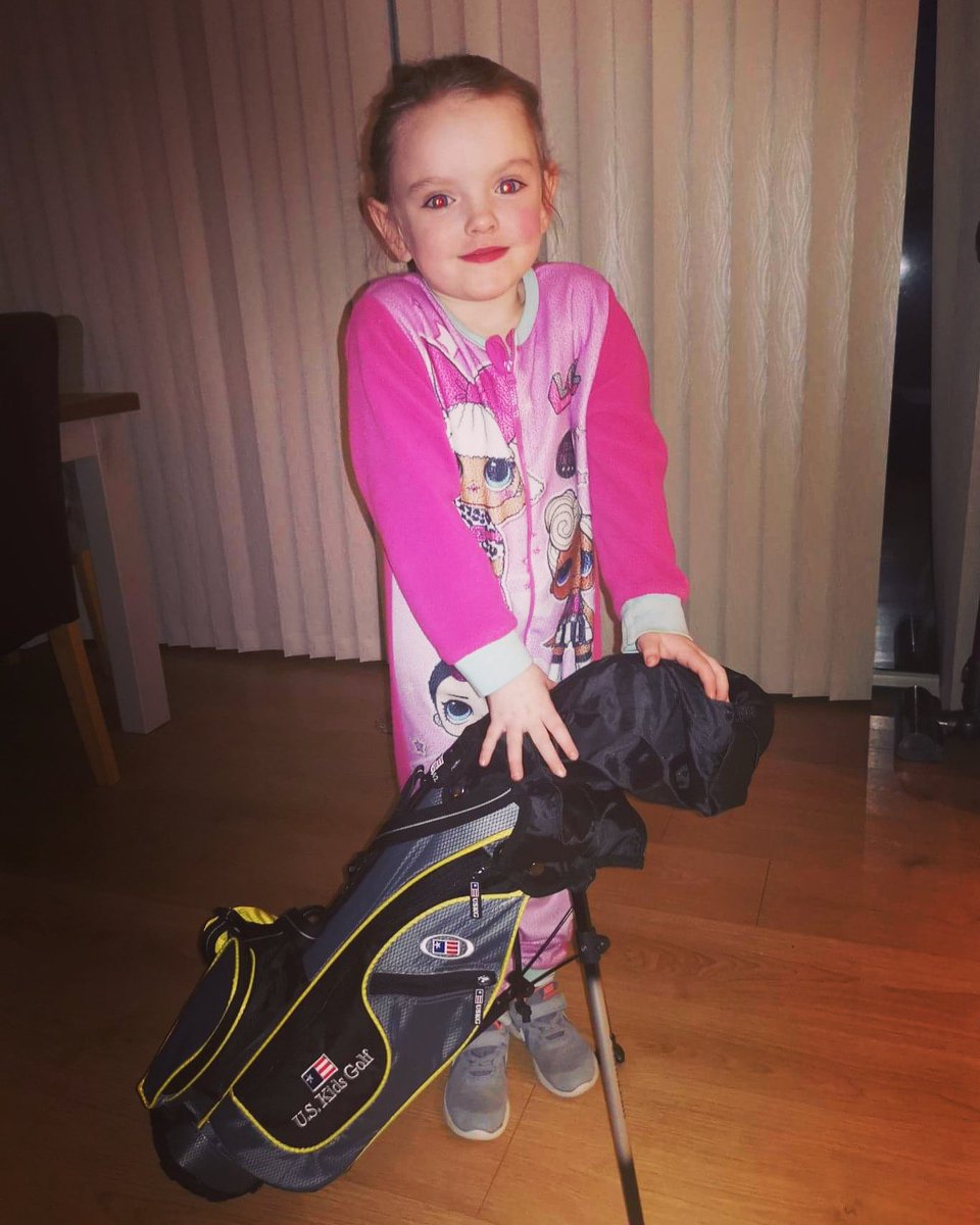 ZoeAllenGolf's tweet photo. Happy Birthday Ellie 💖💜 When you turn 5 and get your first set of @uskidsgolf clubs.... 🏌🏼♀️⛳️ one very excited girl!! 🥳🥳🥳 #uskidsgolf #birthdayclubs #42inch https://t.co/3miw4v6yUp