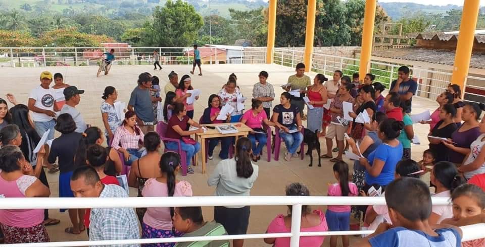 DipDeysi's tweet photo. #ConPasoFirmePorelBienestardeVeracruz Las gestiones se hacen de principio a fin, sin abandonar las causas. Hoy visitamos las comunidades de Paso Limón donde se realizó la entrega de útiles escolares, de igual manera estuvimos en Michapan Paso Real, donde se brindó atención. https://t.co/0eqiu2UsOj