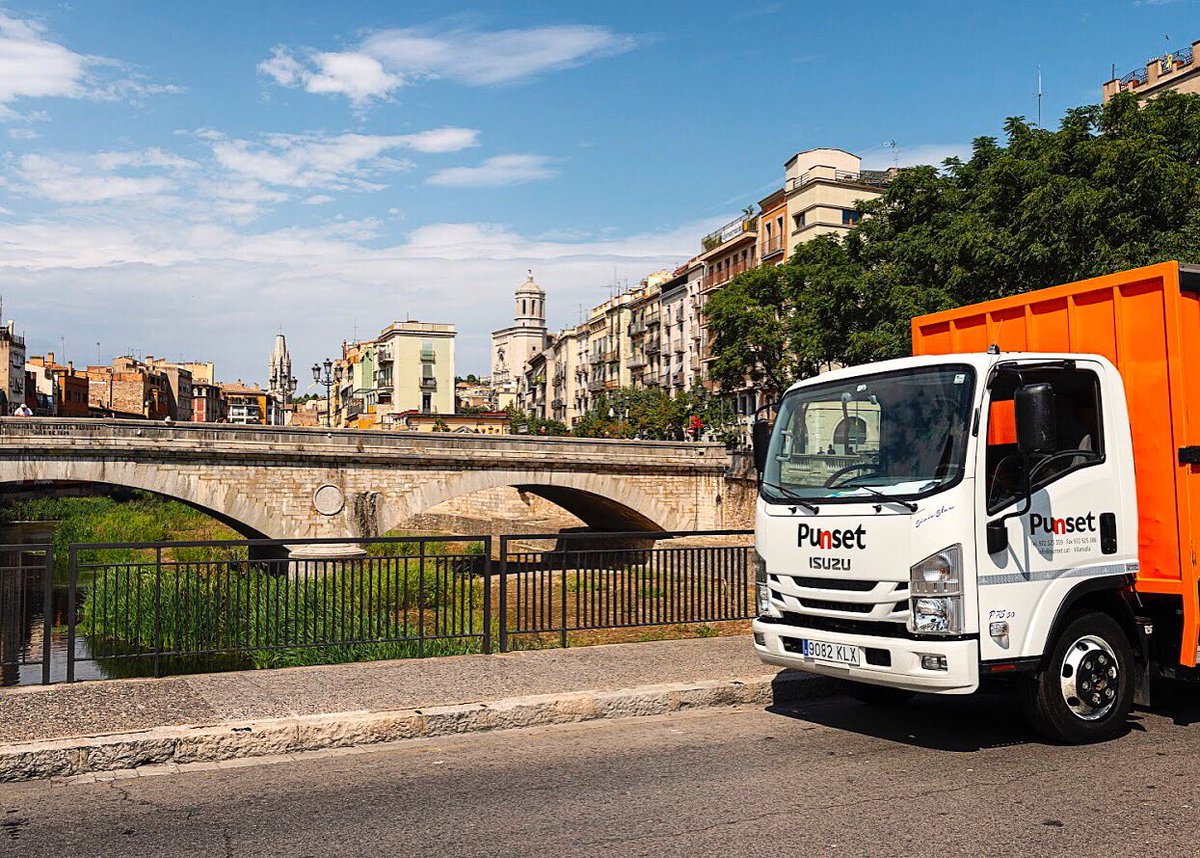 punset_dist's tweet photo. Creiem en els bons moments compartits al voltant d’una taula amb les persones que estimem. ⁣⁣⁣
⁣
Perquè són aquests moments els que es recorden i a nosaltres ens encanta ser-hi presents amb les millors marques. ⁣🚚⁣⁣
⁣⁣⁣
#lovedrink #lovefood #foodlove #girona https://t.co/fzDwScWz5x
