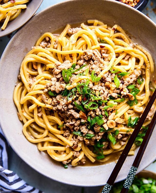 These spicy, v easy to make dan dan noodles have so much flava-flave! With a garlicky, gingery, brothy pork sauce that’s made with peanut butter—plus you can easily adjust the heat factor to suit your own tastes. This dish is a dairy-free one-pot wonder … ift.tt/2uZTtib
