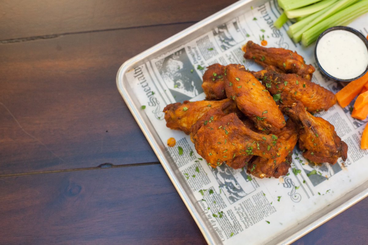 FamousNashville's tweet photo. 🤤🤤 Make Famous Saloon your stop for lunch! Food served until 10pm! 
#famous #saloon #downtownnashville #food #foodie #lunch #brunch #dinner #nashvillefood #eatnashville #downtownnashville #downtown #musiccity #music #livemusic #wings #appetizers #fuel #instadaily https://t.co/iMv2uuyMYC