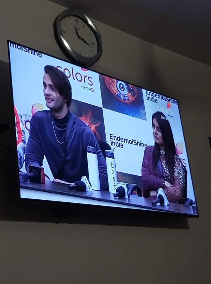 AnkitYadavUP's tweet photo. Aaye haaye khushi toh dekhoo #chusim ki ๐คฃ๐คฃ๐คฃ
Kisi ne toh sawaal poocha
Bhalle hee ijjat utaar di sawaal se ๐คฃ
#chusletasim
#MeraAdarshSid
#BiggBoss13 #BiggBoss #bigbossseason13 @RealVinduSingh @sambhavnaseth @imanveergurjar @iamkamyapunjabi @manupunjabim3 https://t.co/AkQThv7Lrp