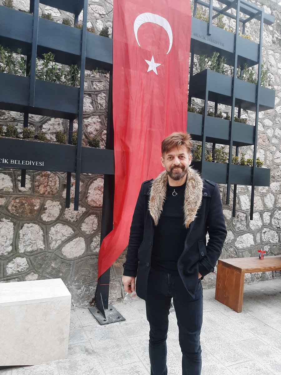 Ne güzel demiş fuzûlî;
Ya sevgiden söz et.
Ya da sus!
Karıncayı bile incitmem deme! 
Bile den incinir karınca.
Söz söylemek irfan ister, anlamak insan.