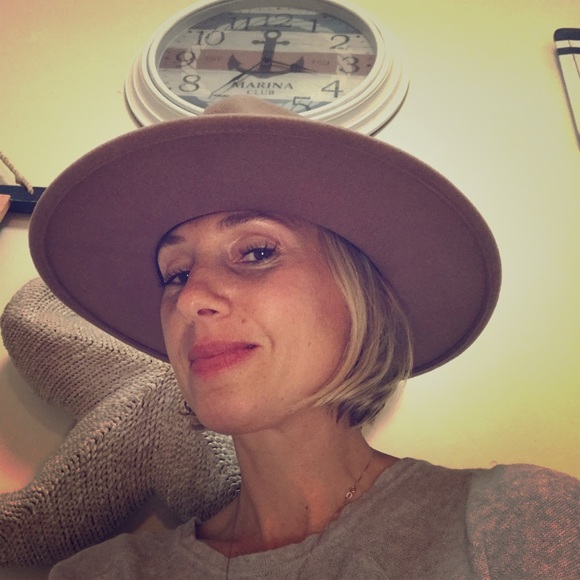 jbunae's tweet photo. So good I had to share! Check out all the items I'm loving on @Poshmarkapp #poshmark #fashion #style #shopmycloset #ragbone #lackofcolor #hatattack: https://t.co/dOCc9J2ugF https://t.co/GFiKkg2z6z
