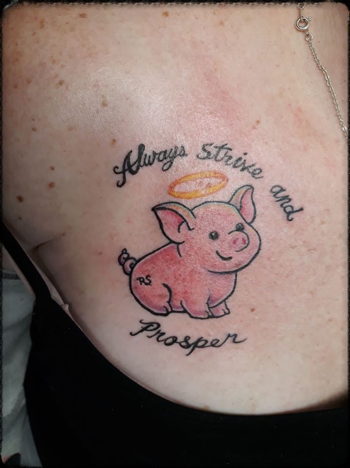Iggy Azaleas LIVELOVEAAP Tattoos on Her Fingers PopStarTats