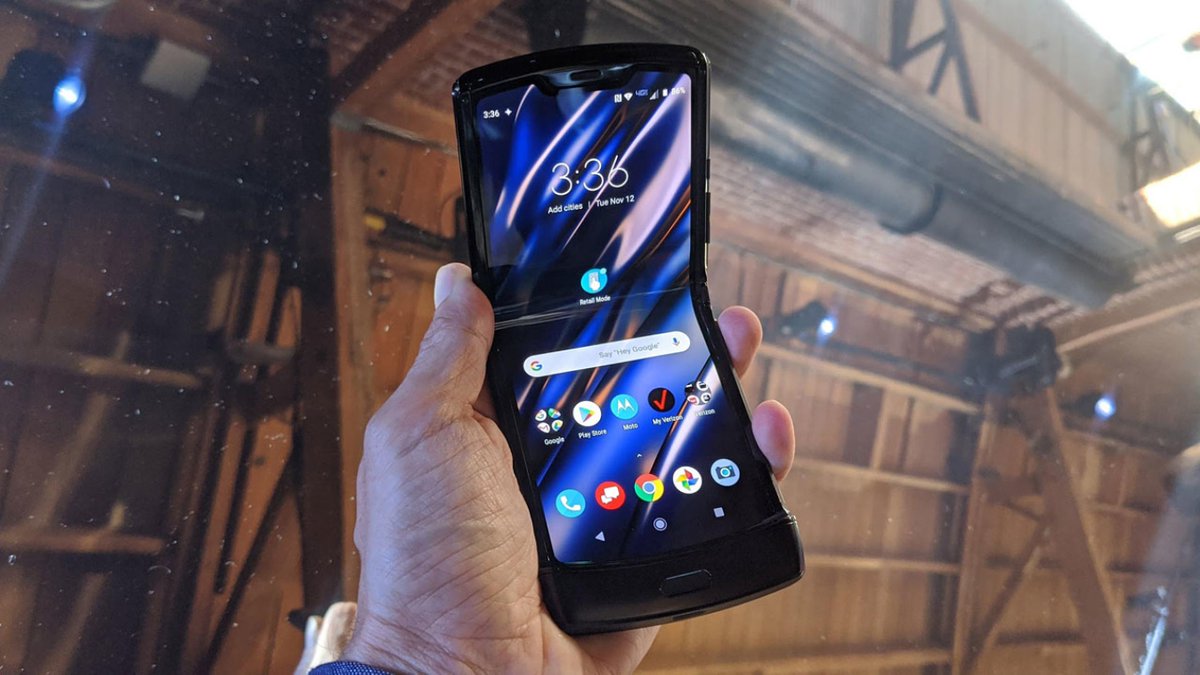 iPhoneAntidote's tweet photo. We interrupt your scrolling with an important message - Flip phones are a thing again! https://t.co/4PHs8ZiYXv #galaxyflip #samsung #MotorolaRAZR #thebest https://t.co/hRYNWoqTzW