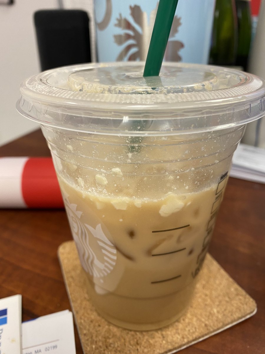 KathleenFinn's tweet photo. Bruhhhhh @Starbucks wtf is this?!!? 😷 https://t.co/NEOOIhXn0r