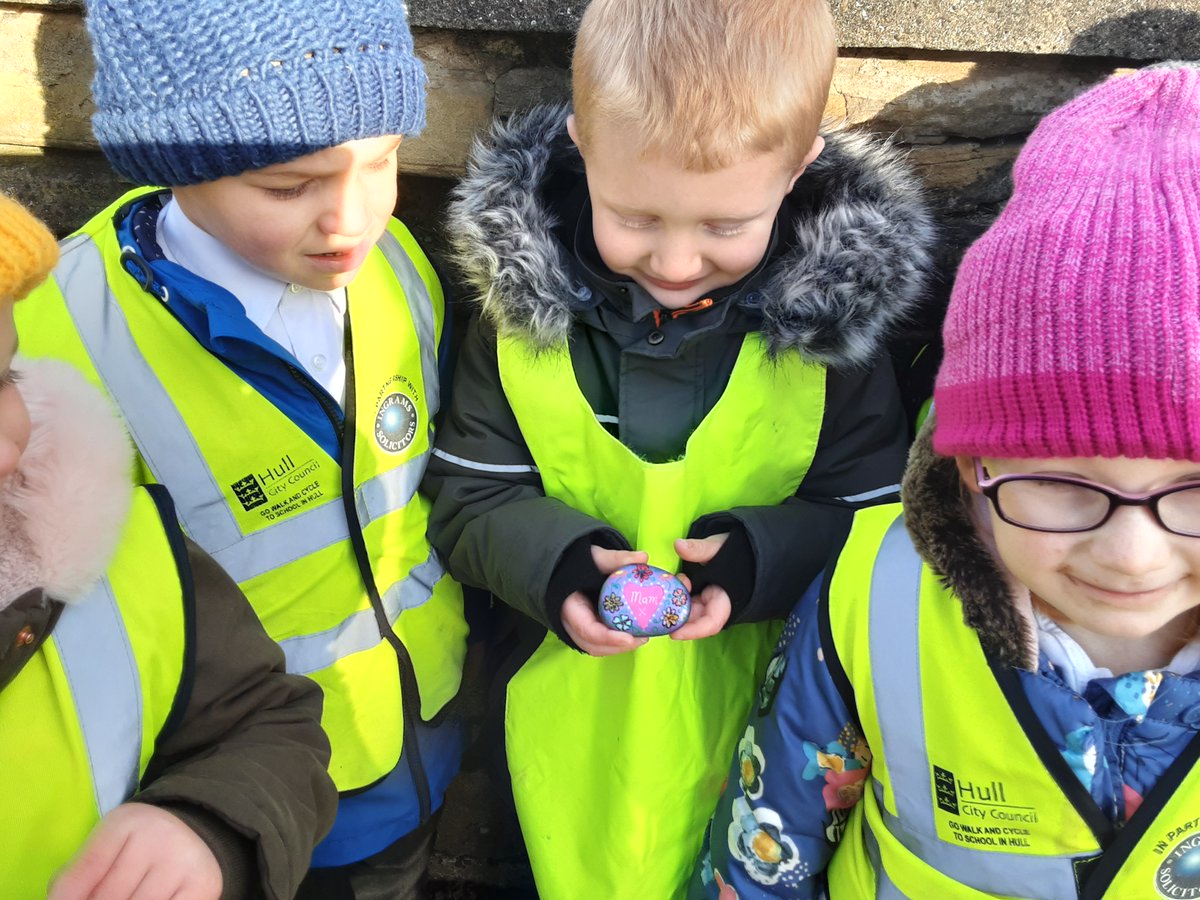 LonghillPrimary's tweet image. F2 wrapped up warm and explored East Park looking for signs of winter. We were thrilled to discover a decorated stone – please let us know if it belongs to you! #LPSHull #EYFSTheWorld #Hullrocks