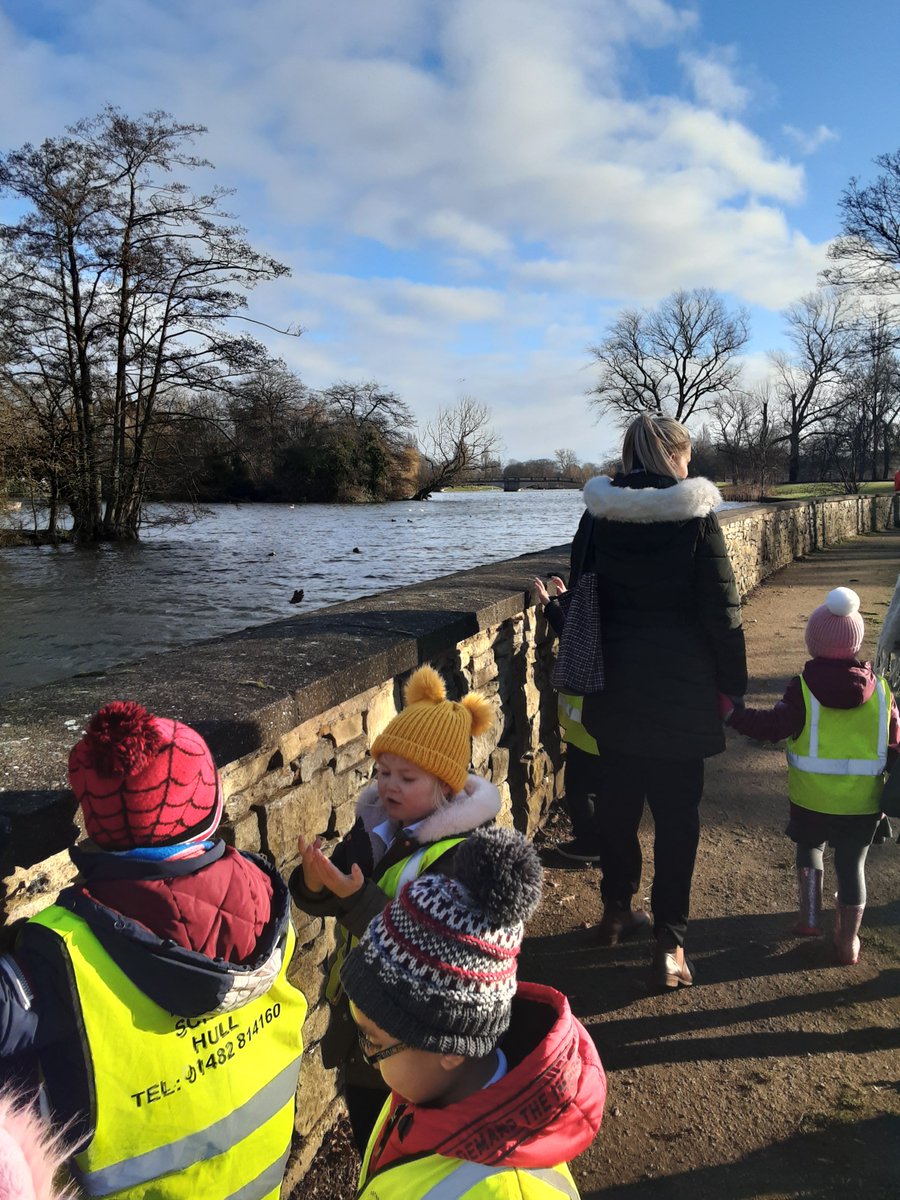 LonghillPrimary's tweet image. F2 wrapped up warm and explored East Park looking for signs of winter. We were thrilled to discover a decorated stone – please let us know if it belongs to you! #LPSHull #EYFSTheWorld #Hullrocks