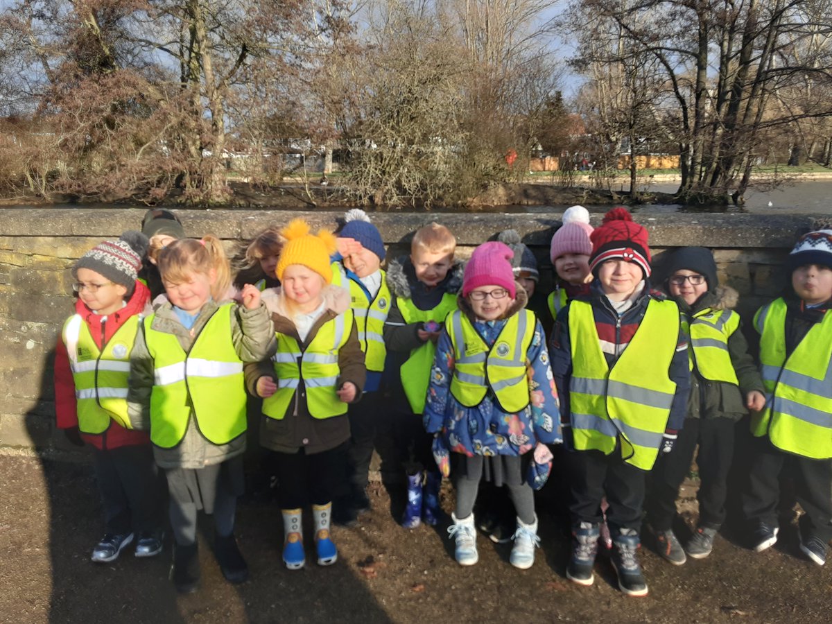 LonghillPrimary's tweet image. F2 wrapped up warm and explored East Park looking for signs of winter. We were thrilled to discover a decorated stone – please let us know if it belongs to you! #LPSHull #EYFSTheWorld #Hullrocks