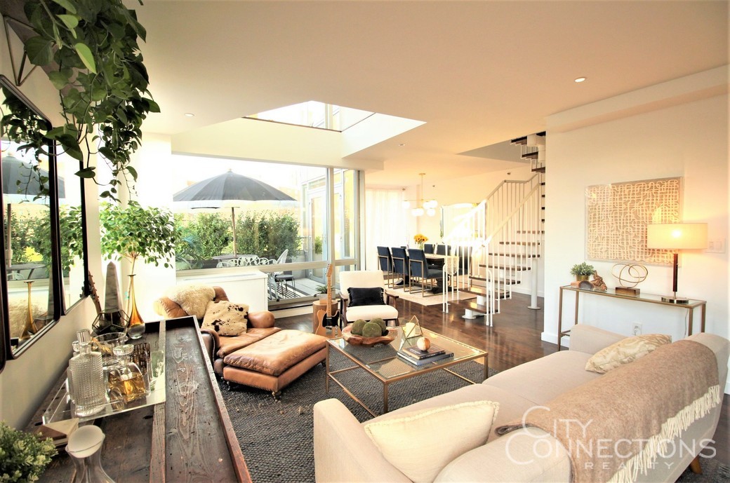 ccrny_tweets's tweet photo. 425 E 13th St #PHF is an East Village oasis! Provided by Allison Block | This 4 bed, 4 bath home has a private roof deck &amp; two private balconies with iconic views of One World Trade and more. Enjoy 2500sqft of space - Contact Allison to schedule a showing: 917.684.4780 #ccrny #ny https://t.co/5DwXJ9T6m0