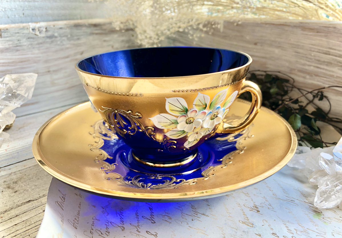 青い硝子と金の模様が可愛いティーカップ☕️