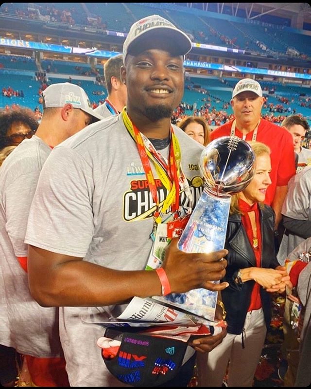 haitivillecom's tweet photo. Congratulation to #Elmont native @gregorysenatnyc of @chiefs on the win last night at the @miamisuperbowl 🏆🏈 🇭🇹 https://t.co/2YOwurc6NV