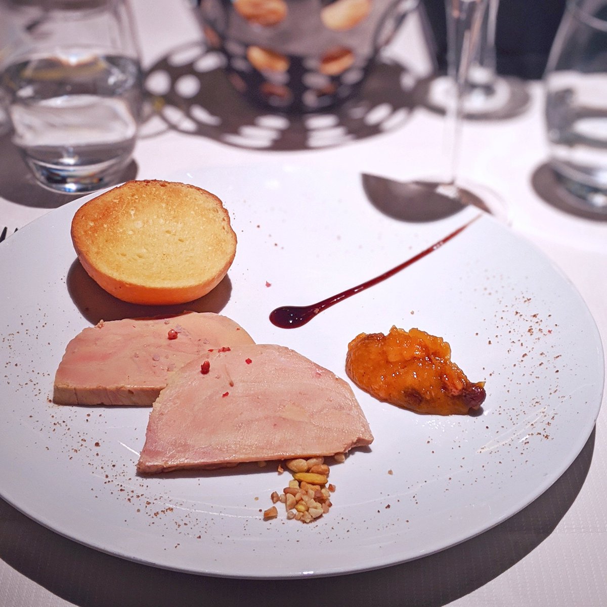 TendancesFood's tweet photo. #UrbanFood 📍
Pour les fins #gourmets et amoureux de #Paris, le #restaurant #cieldeparis est l'adresse à faire 🥂✨
Au 56e étage de la #TourMontparnasse, on y savoure une cuisine raffinée, avec une vue imprenable sur la capitale 🤩
👉 33 av du Maine #paris15
➖
#tendancesfood https://t.co/0QwOtC3muc